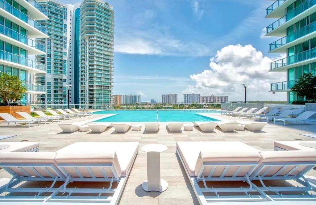 330 Sunny Isles Blvd, #5-LPH03