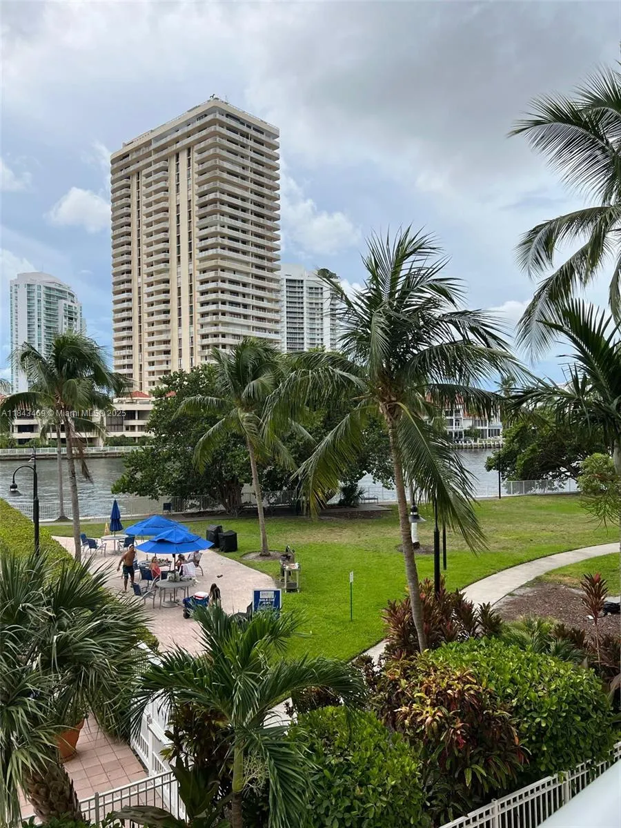 19390 Collins Ave, #207