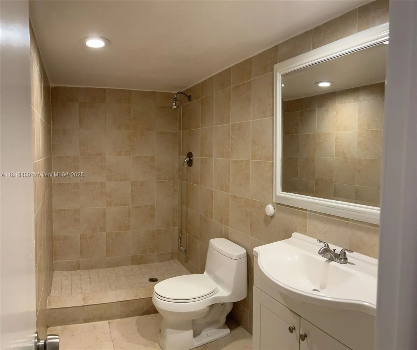 19390 Collins Ave, #207