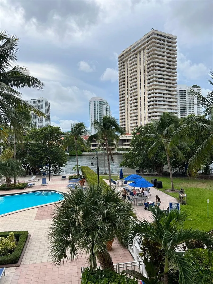 19390 Collins Ave, #207