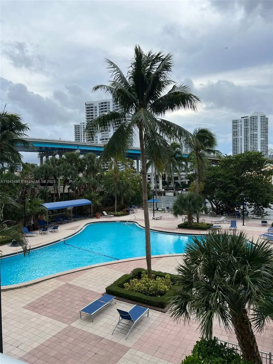 19390 Collins Ave, #207