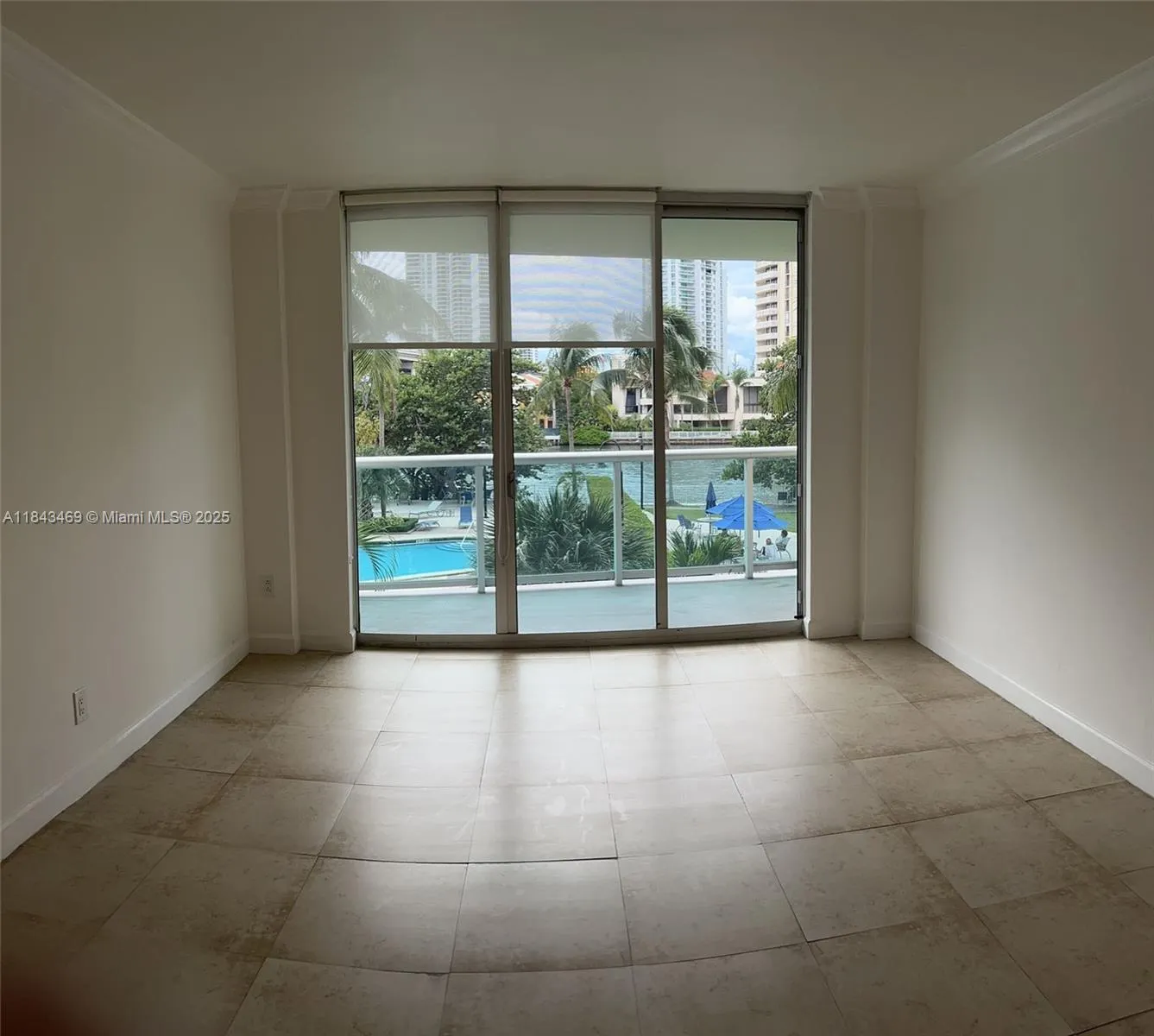 19390 Collins Ave, #207
