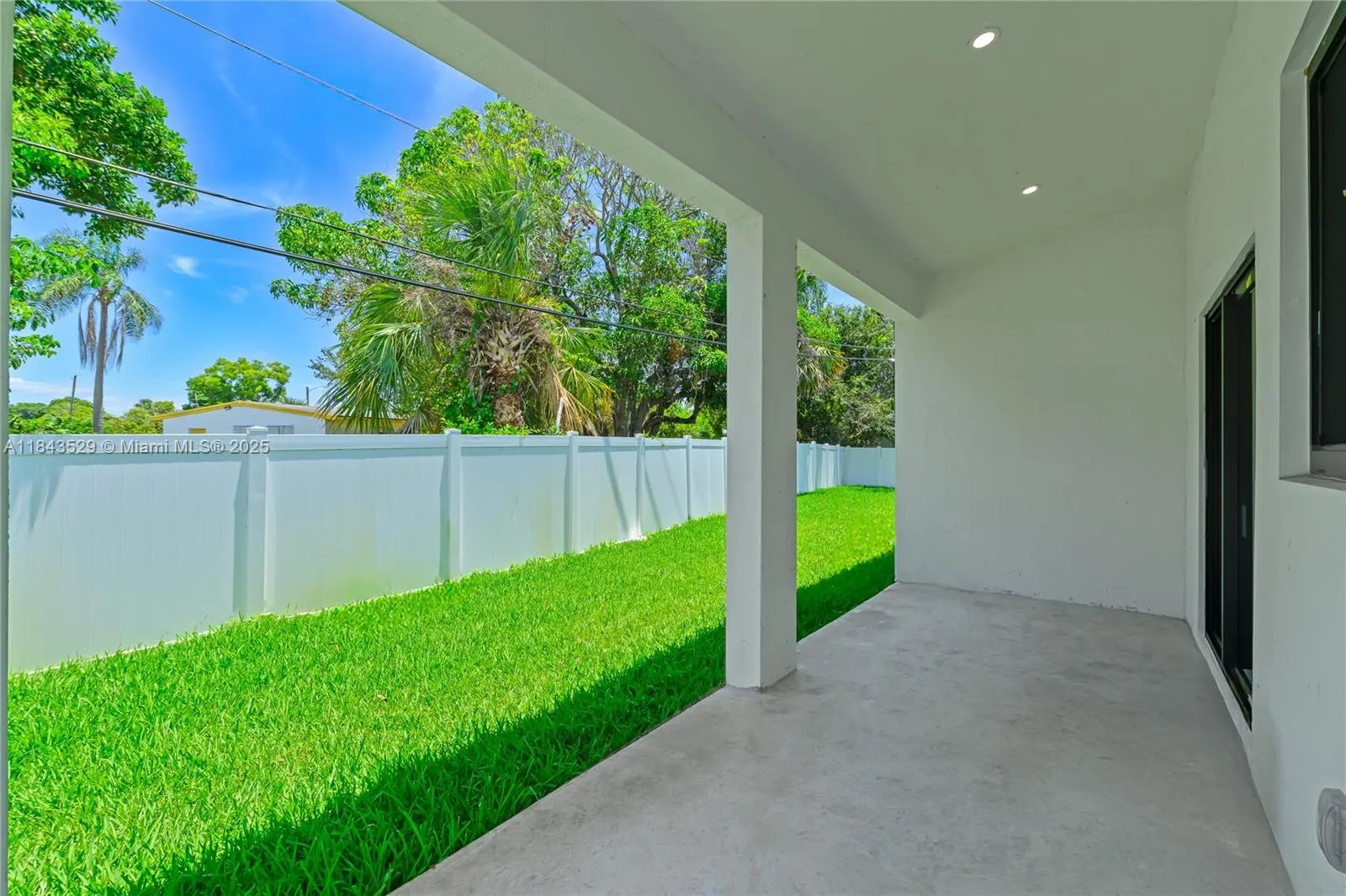 335 NW 15th St