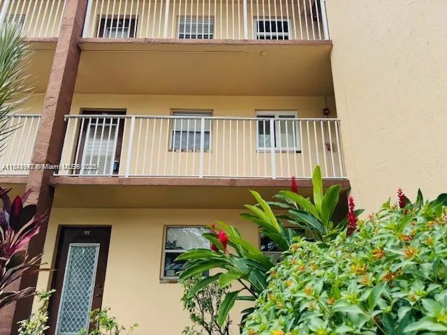 2711 N Pine Island Rd, #211