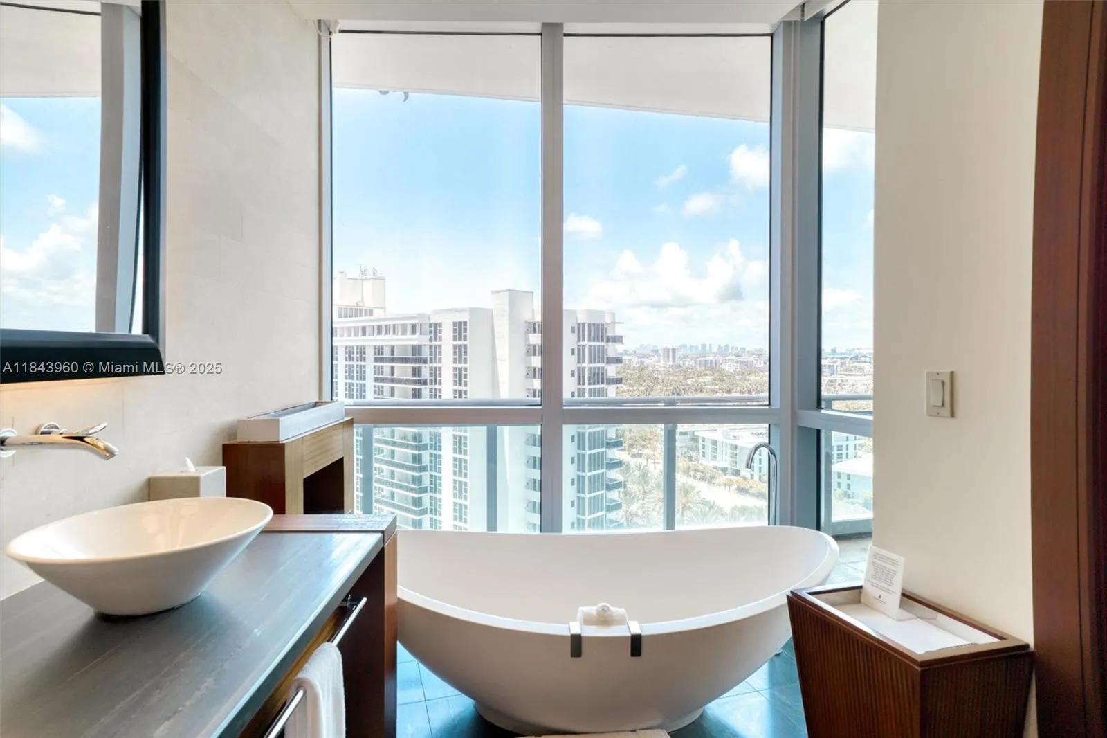 10295 Collins Ave #1014