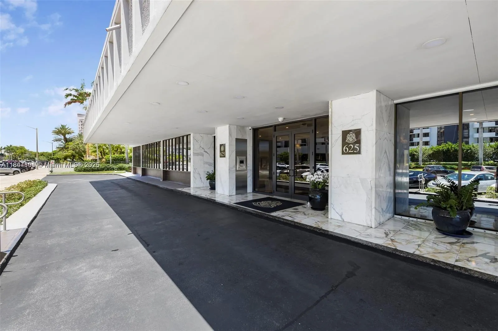 625 Biltmore Way, #902
