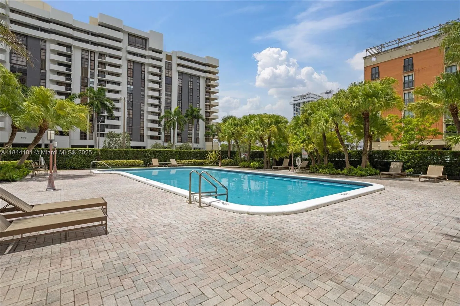 625 Biltmore Way, #902