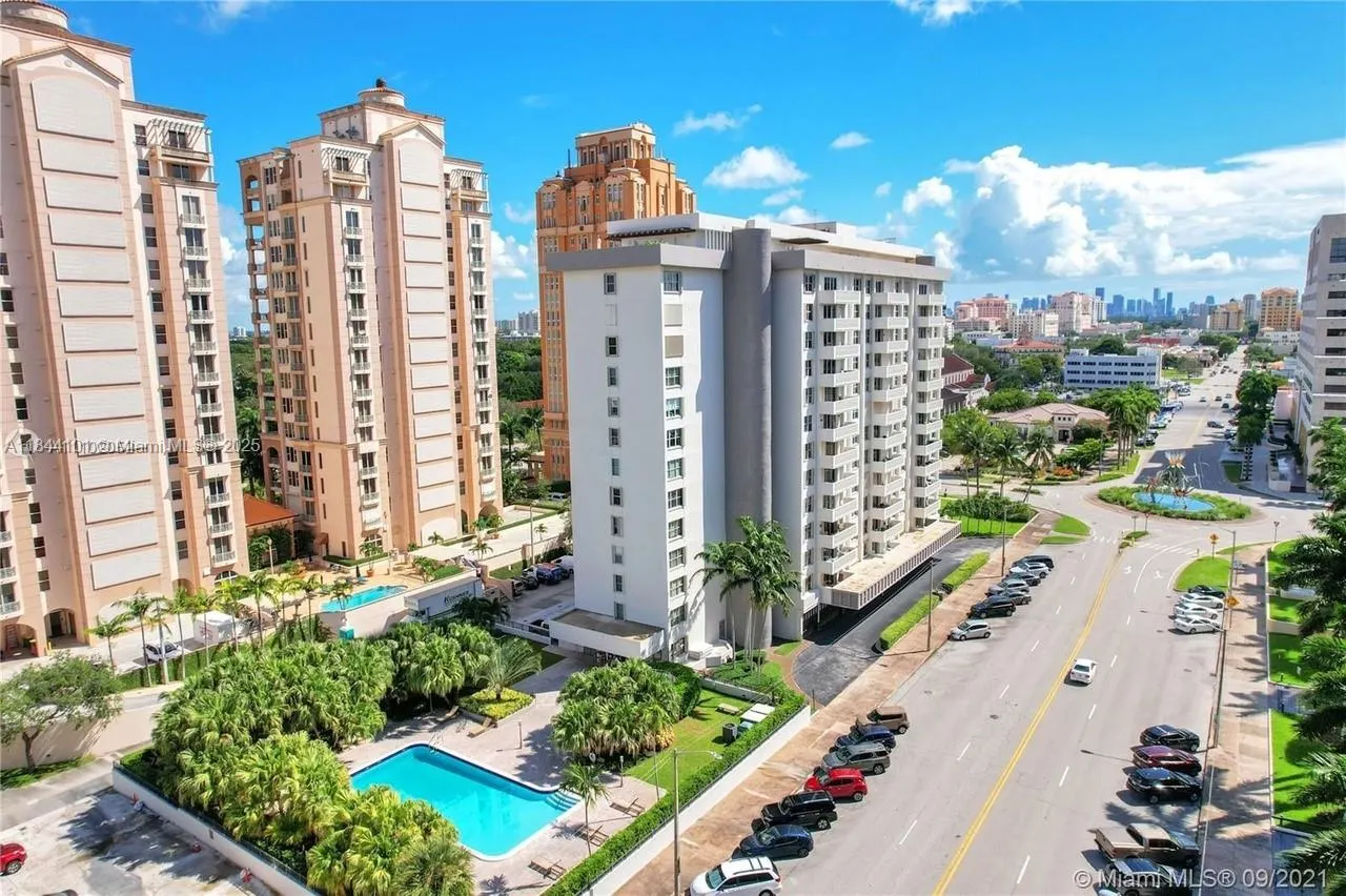 625 Biltmore Way, #902