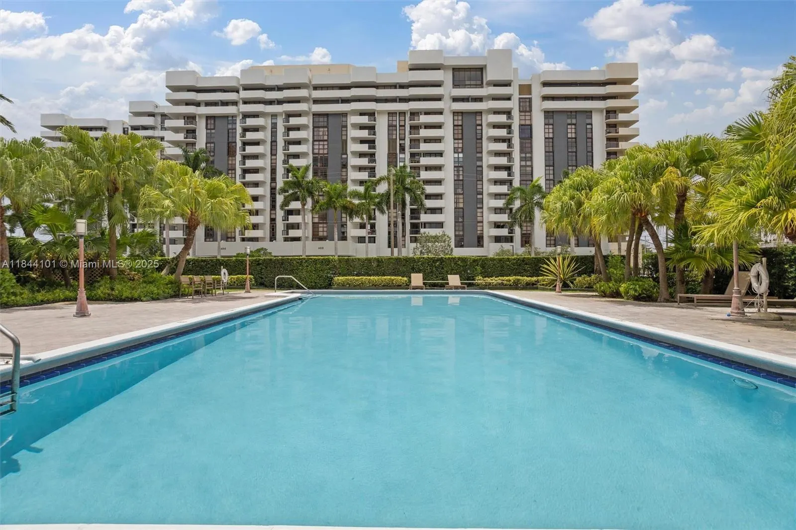 625 Biltmore Way, #902