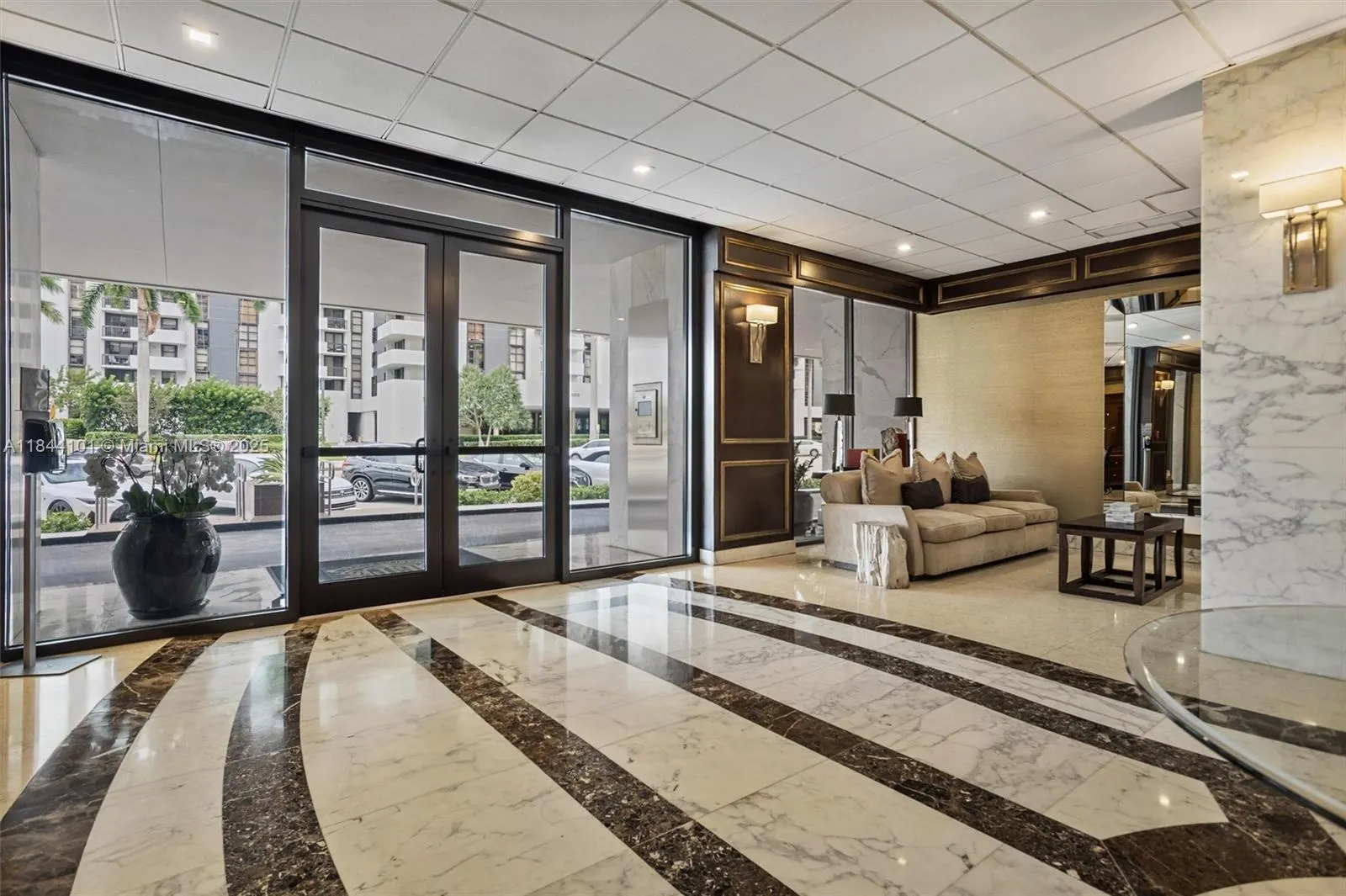 625 Biltmore Way, #902