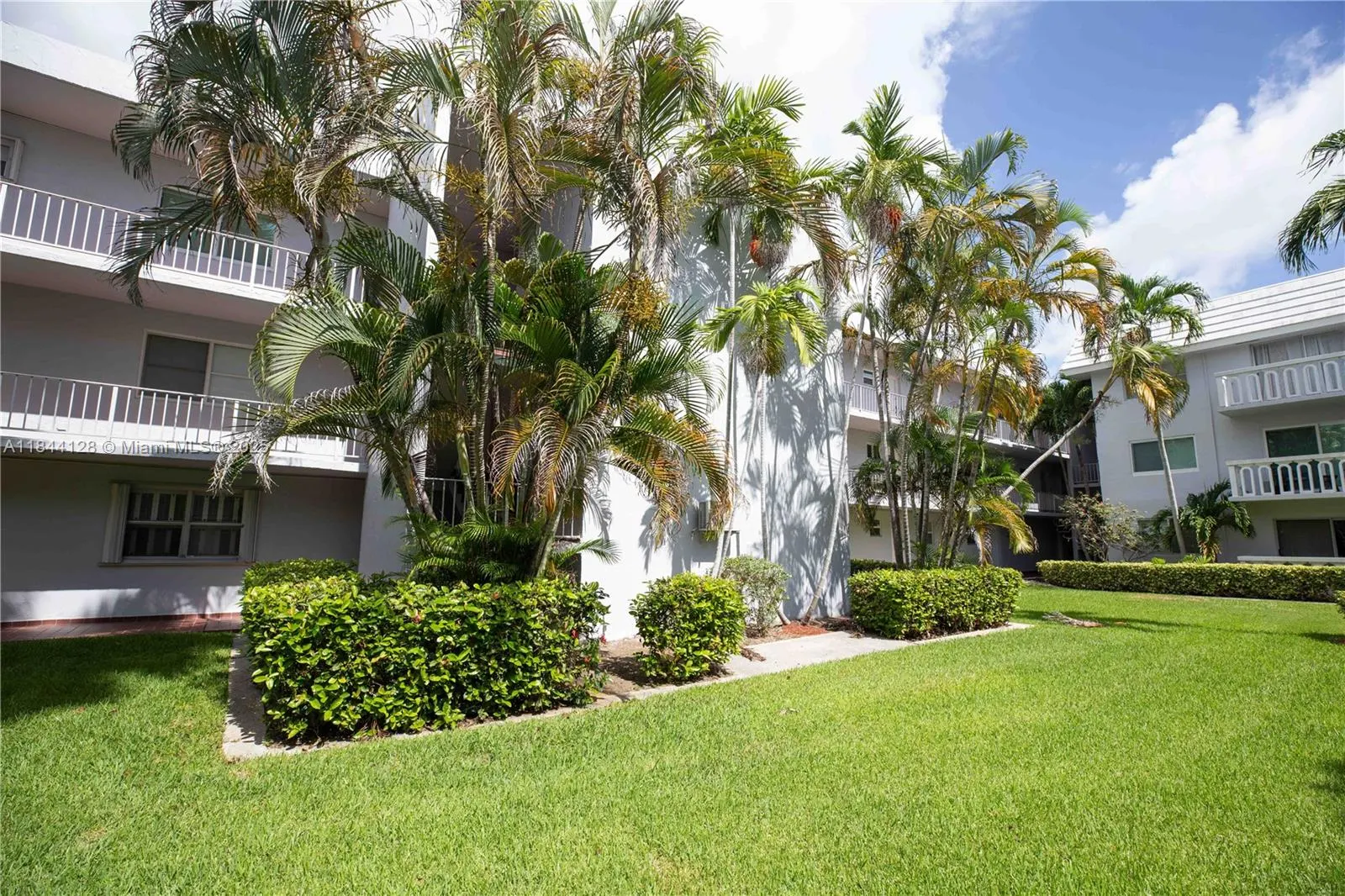 100 Edgewater Dr, #336