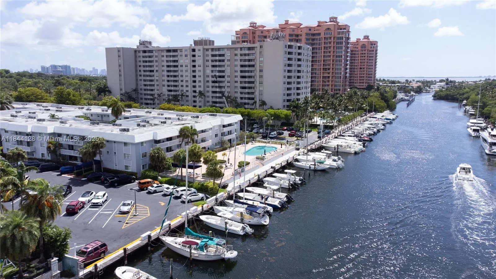 100 Edgewater Dr, #336