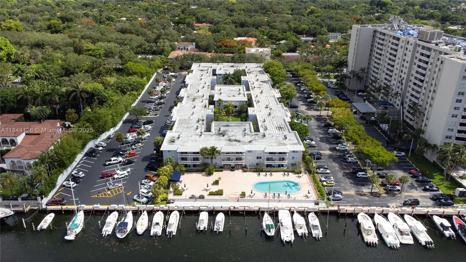 100 Edgewater Dr, #336