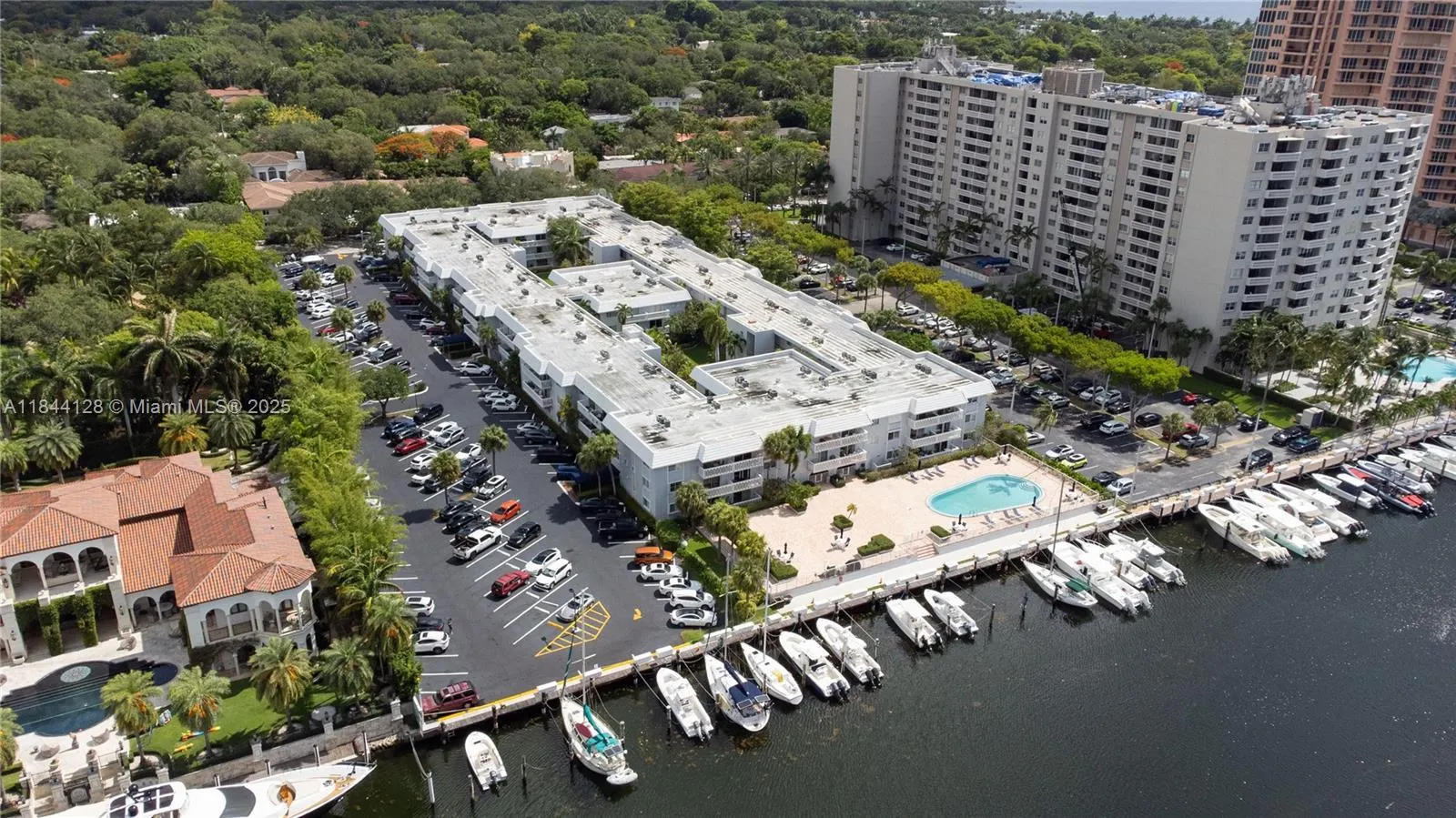 100 Edgewater Dr, #336