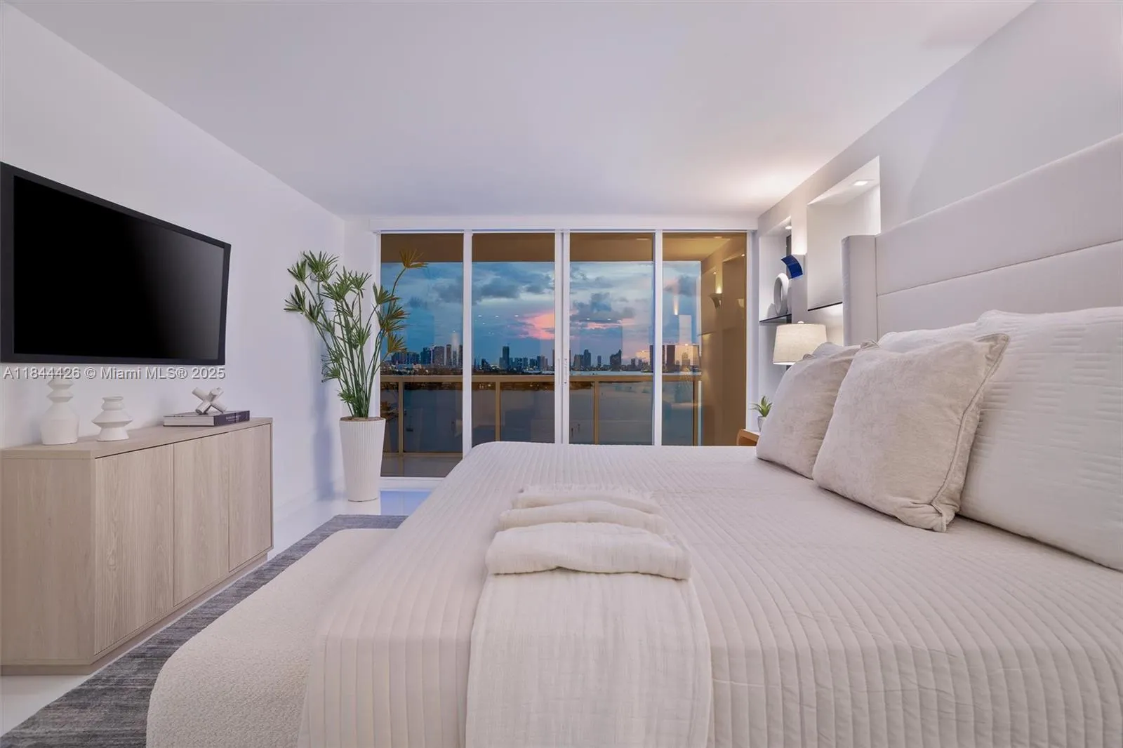 1800 Sunset Harbour Drive, #1702/4