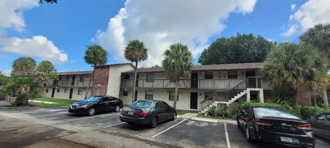 6010 Shakerwood Cir, #106