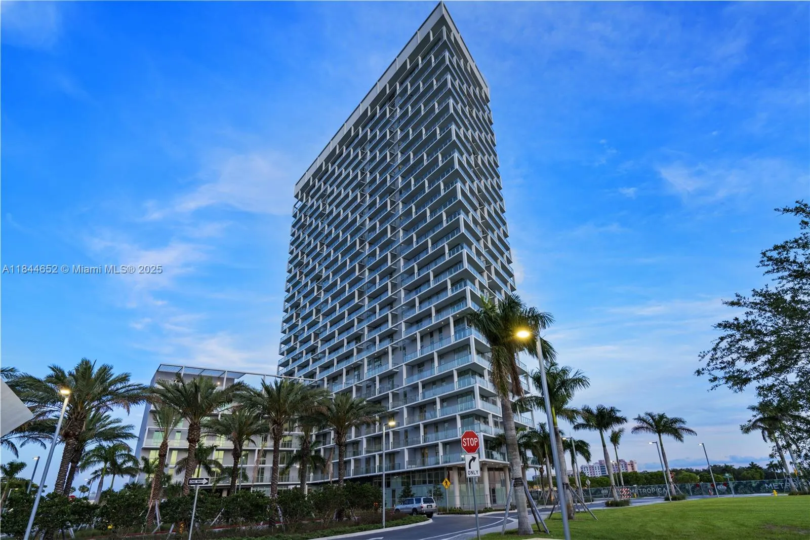 2000 Metropica Way, #1004