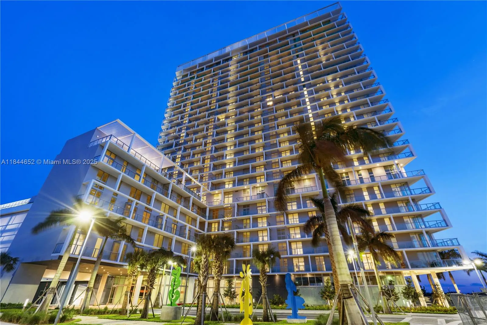 2000 Metropica Way, #1004