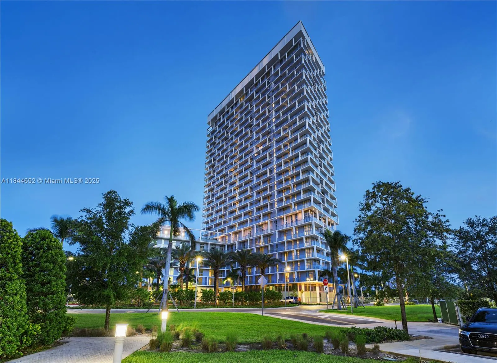 2000 Metropica Way, #1004