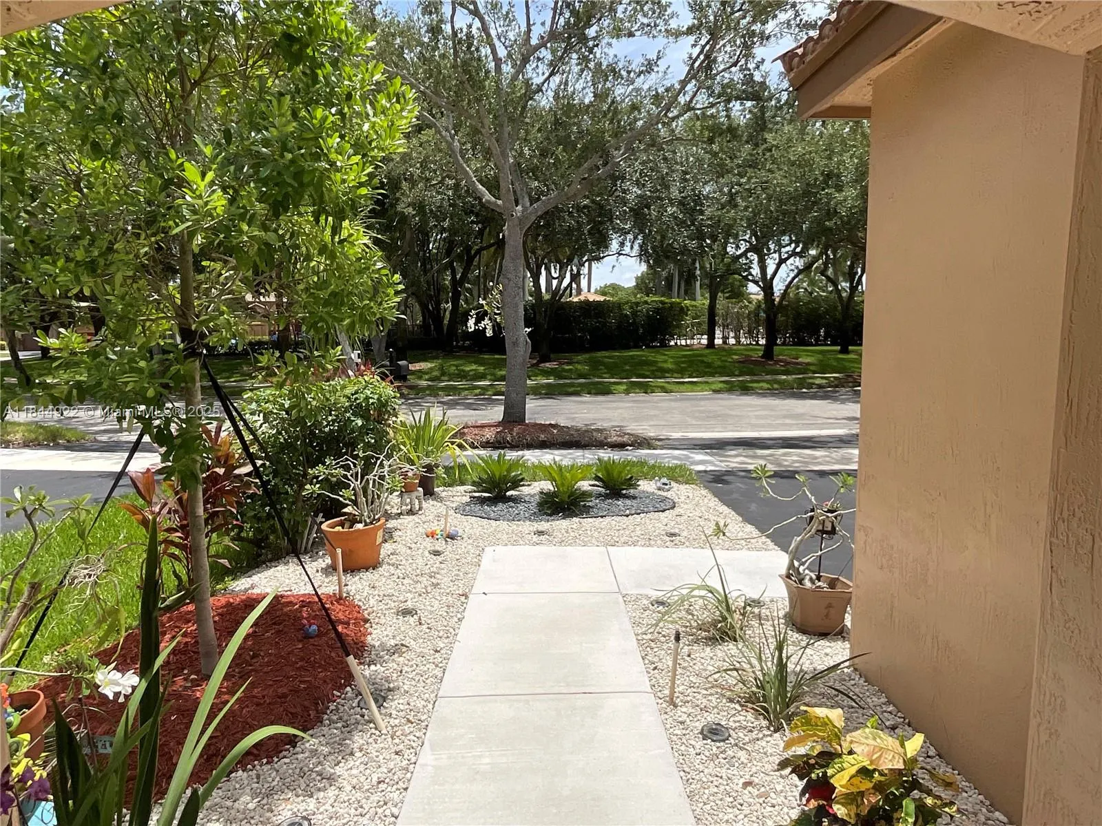 1525 Estancia Cir