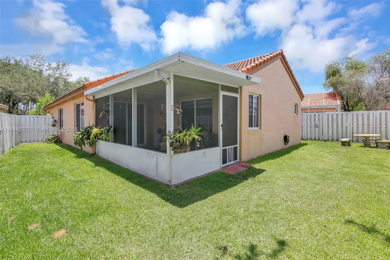 1525 Estancia Cir