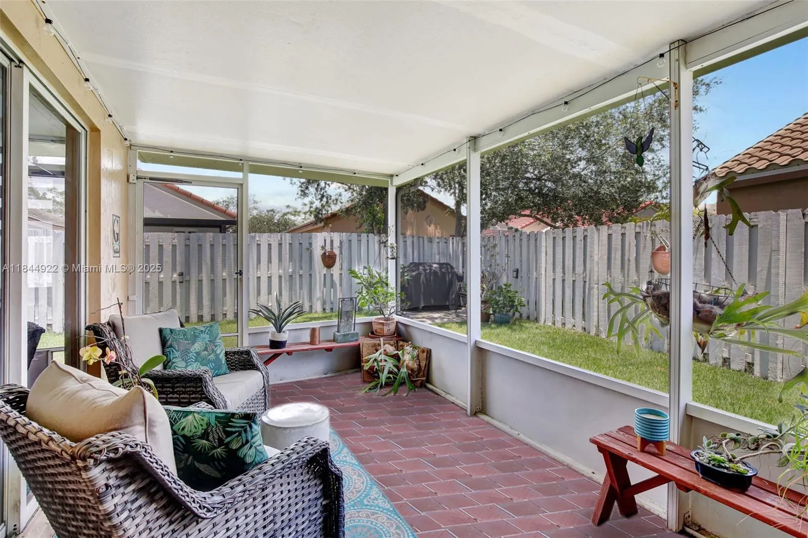 1525 Estancia Cir