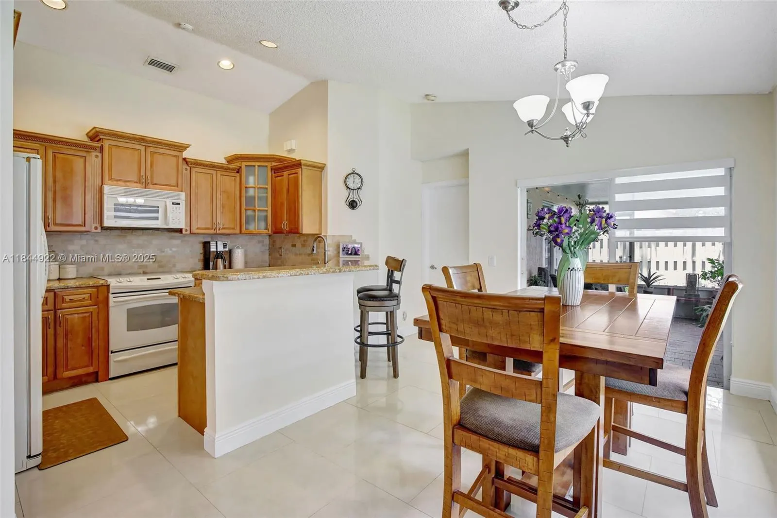 1525 Estancia Cir
