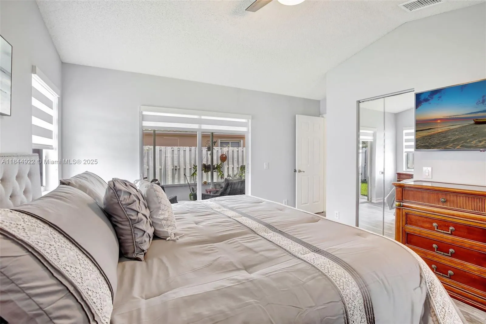 1525 Estancia Cir