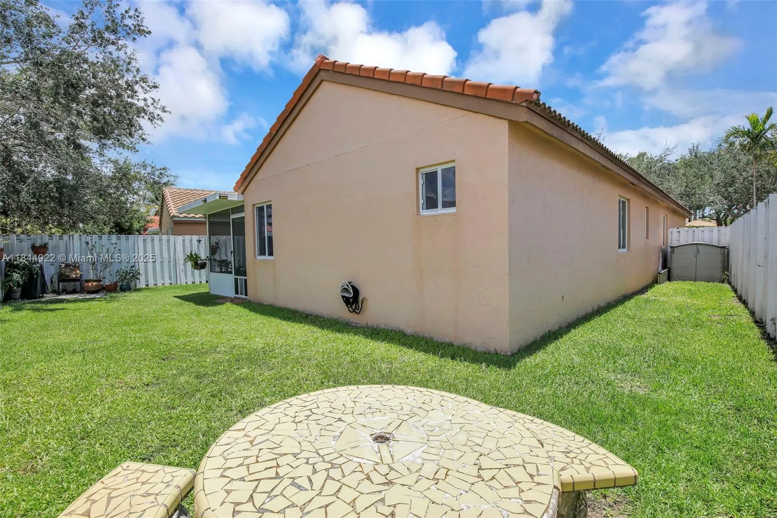 1525 Estancia Cir