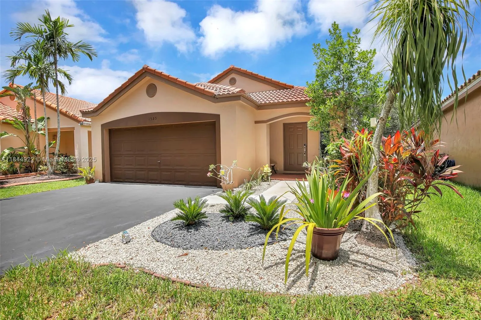 1525 Estancia Cir
