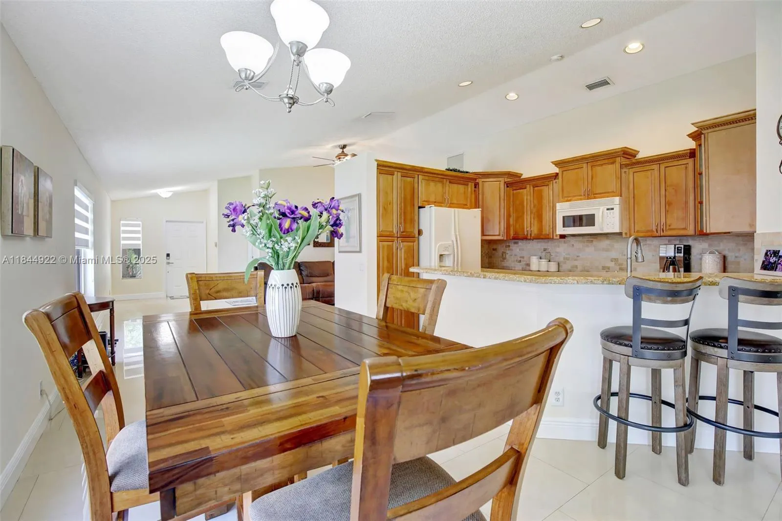 1525 Estancia Cir