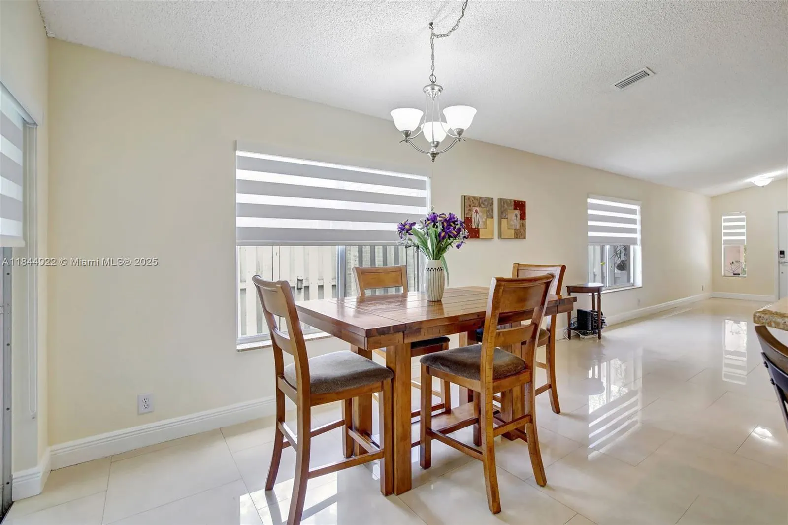 1525 Estancia Cir