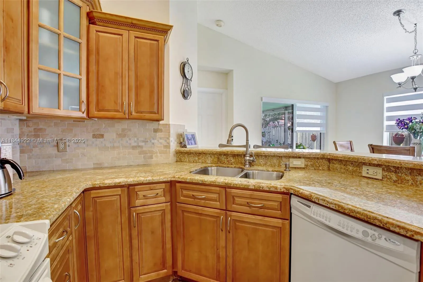 1525 Estancia Cir