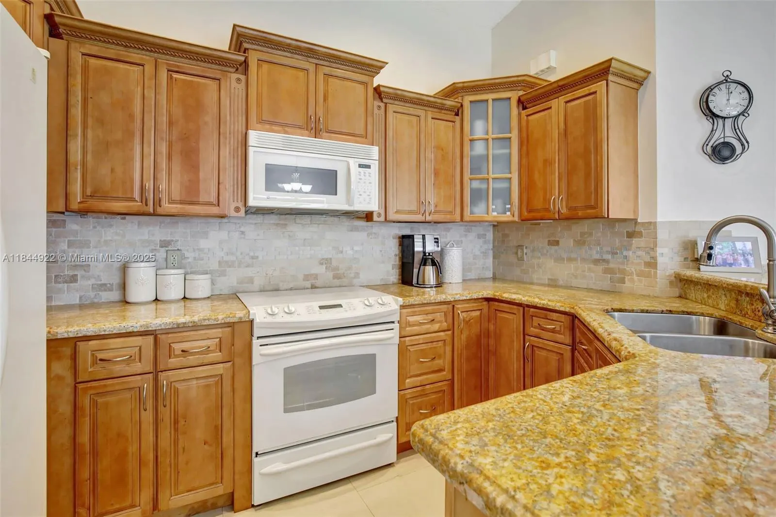 1525 Estancia Cir