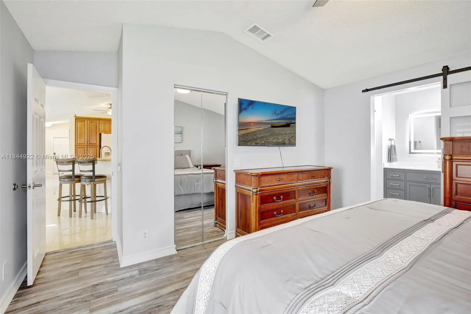 1525 Estancia Cir