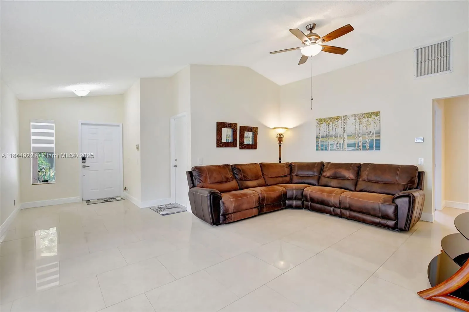 1525 Estancia Cir