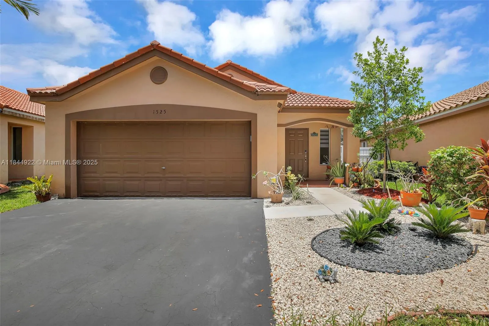 1525 Estancia Cir