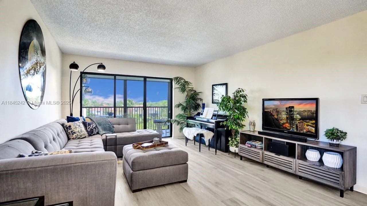 545 SE 12th St, #301