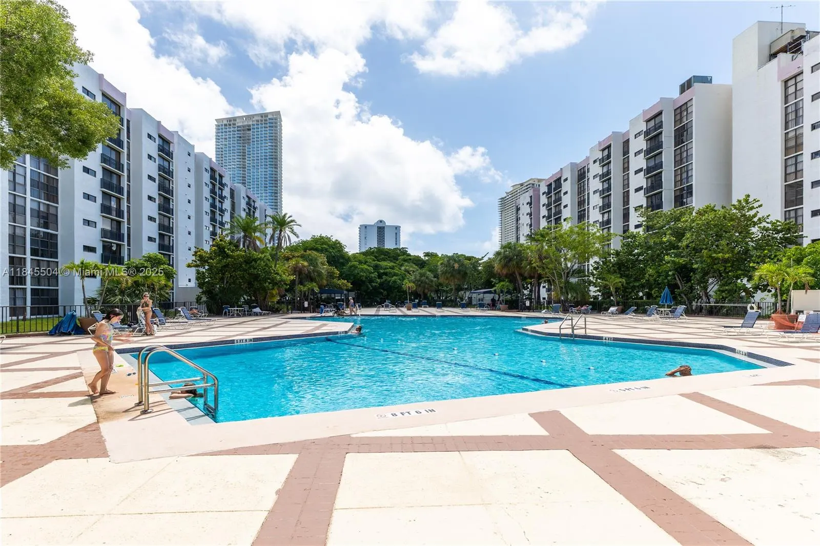 16909 N Bay Rd, #206
