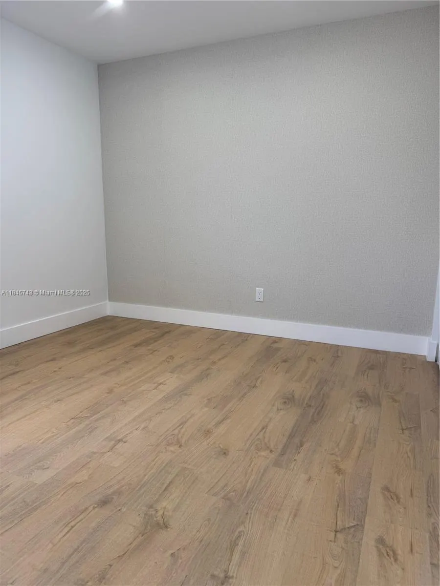 1090 SE 6th Ave
