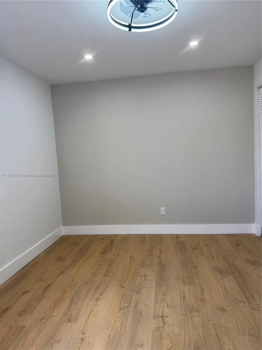 1090 SE 6th Ave