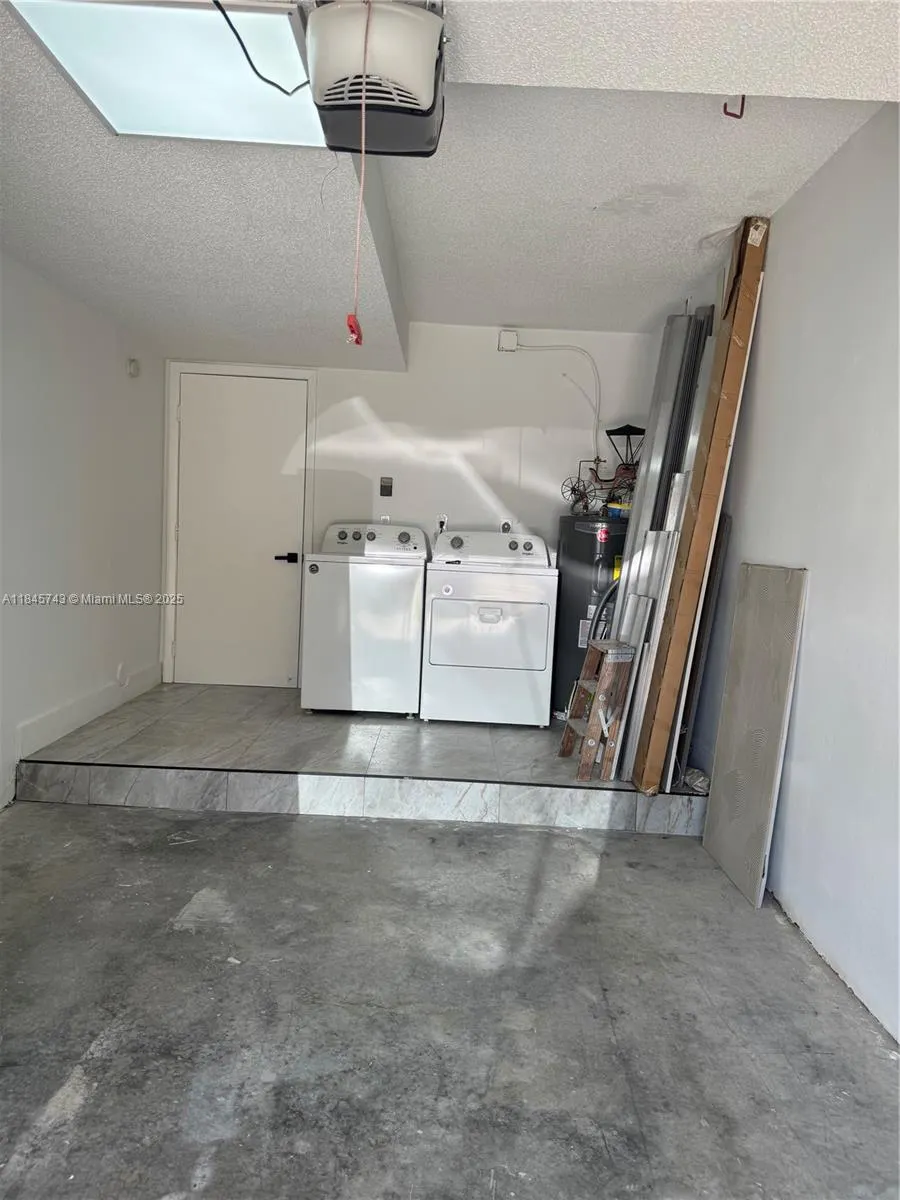 1090 SE 6th Ave