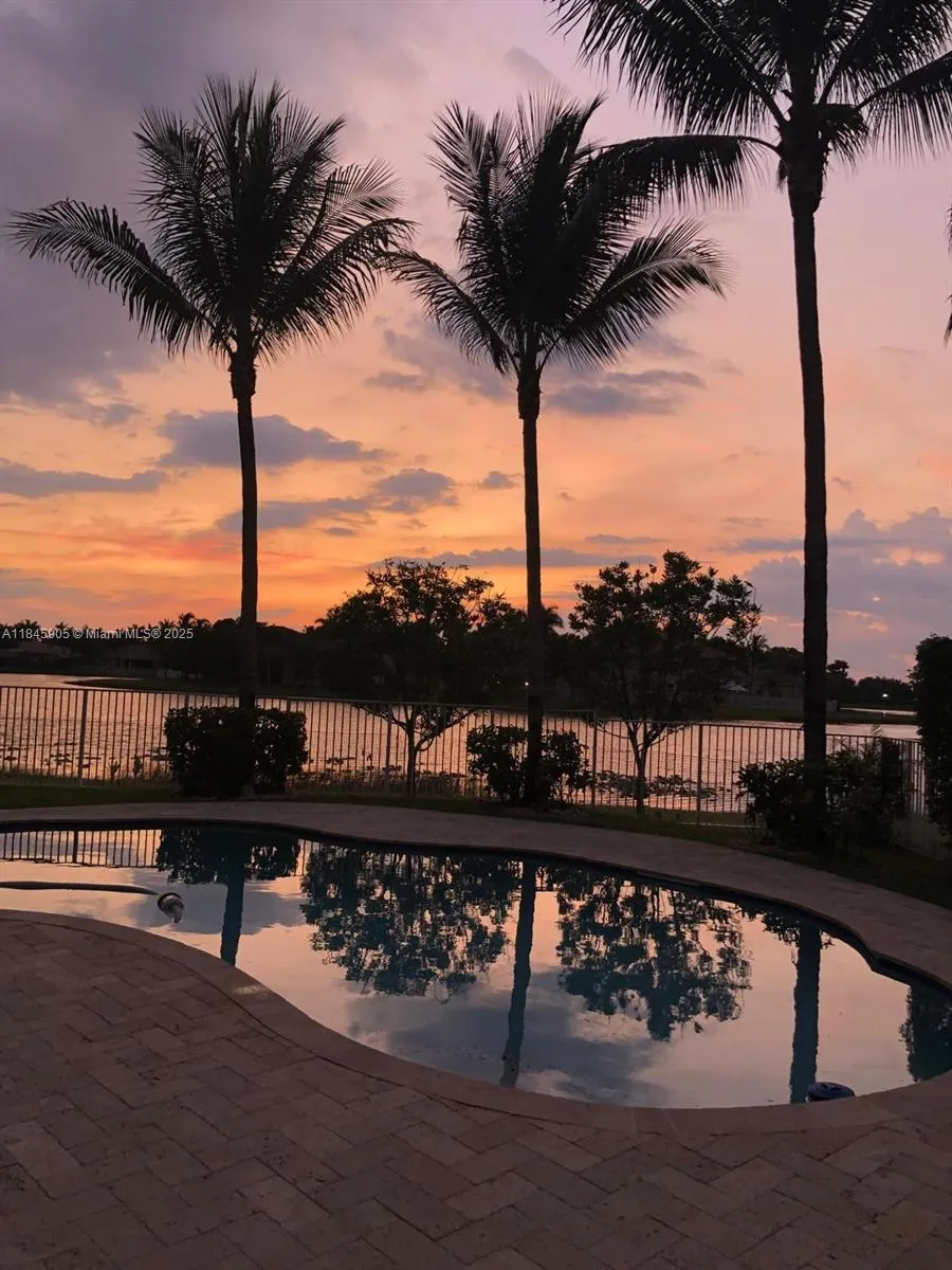 896 Marina Dr