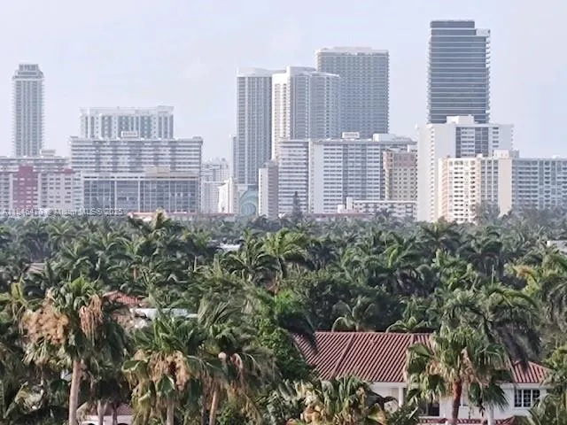 19380 Collins Ave, #724