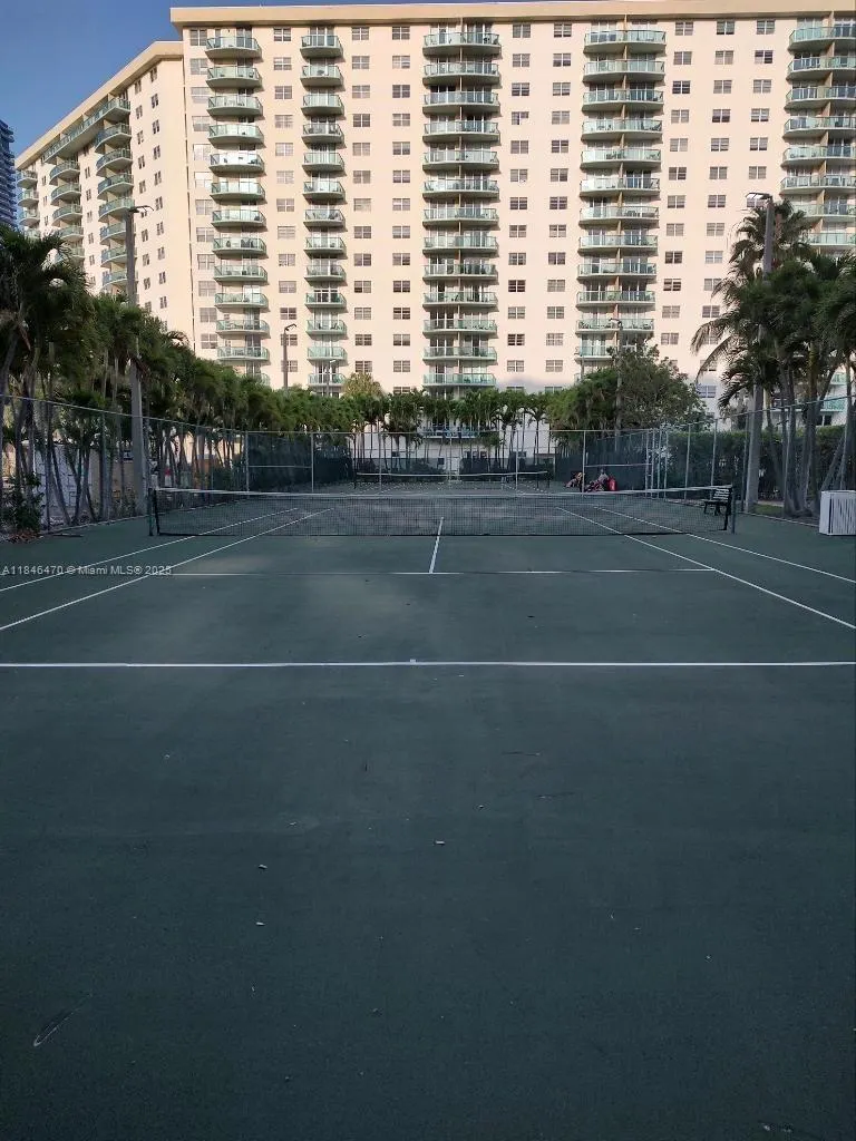 19380 Collins Ave, #724