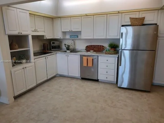 19380 Collins Ave, #724