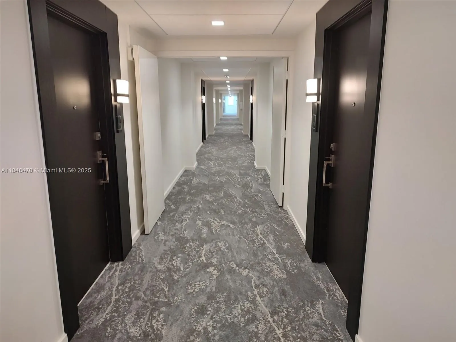 19380 Collins Ave, #724