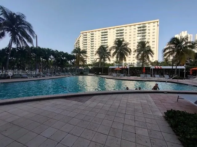 19380 Collins Ave, #724