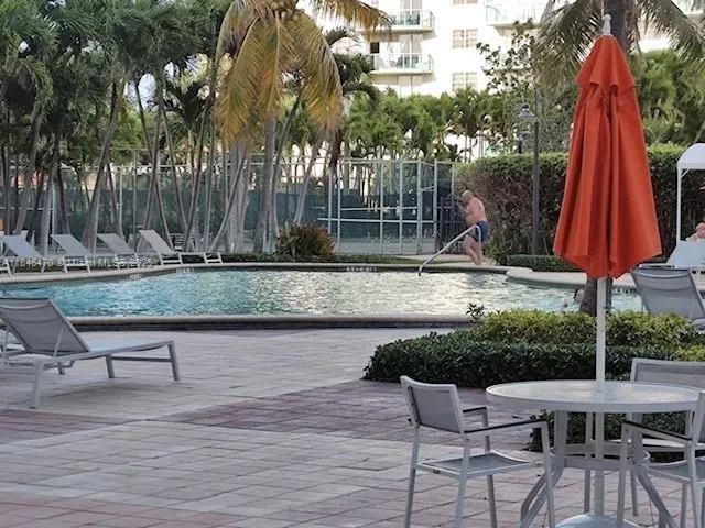 19380 Collins Ave, #724