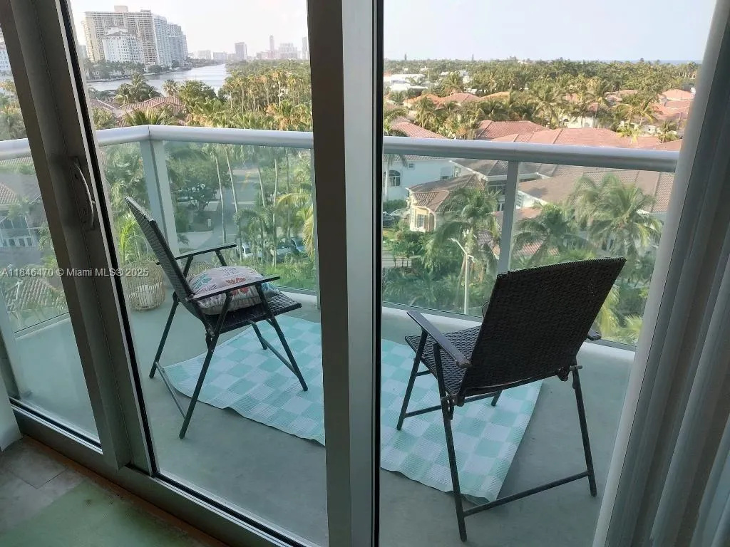19380 Collins Ave, #724